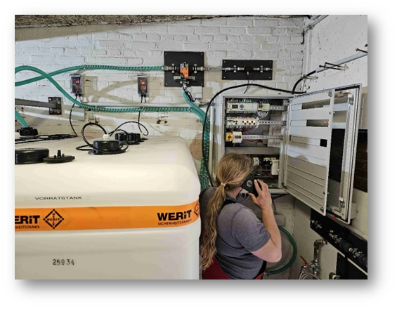 Stationäre technische Anlage mit Tanks, Pumpen und Steuerung